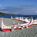 蘭嶼傳統拼板舟是置放在沙灘上，新的水泥化港口興建後，是否真的符合當地的需求？