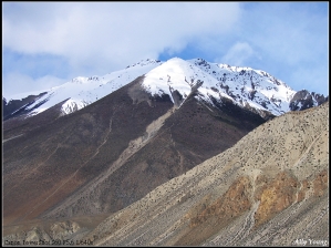 沿途高聳的陡坡和積雪