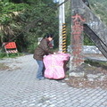 賴盈羽將準備帶上山的物品搬運下車，等待接應的車輛