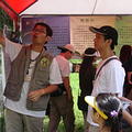 在竹子山的闖關攤位，民眾聽解說志工介紹蝴蝶生態。