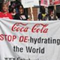2007年4月，抗議者亟欲說服美國各大學院校勿再與可口可樂公司簽訂新的契約 :: 照片來源：ENS