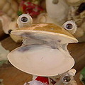 台西藝術協會利用蚵貝殼，設計各式的青蛙造型