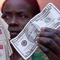 一批辛巴威貨幣在黑市上的票據被交換為美金$10元 (圖片來源：Pan-African News Wire)