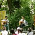 今年黃蝶祭邀請到拒領本屆金曲獎的林生祥和大竹研，回到雙溪熱帶母樹林，合作演出得獎作品「種樹」。