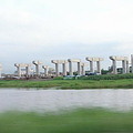 2000年開始動工的台北縣環河快速道路，預計2009年底全線通車