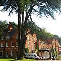 FSC位於倫敦近郊的杜松廳中心，是座300多年的莊園古堡。