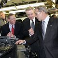 福特執行長穆萊利（紅色領帶者）與布希 :: 圖片來源：Wikipedia