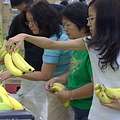 民眾選購香蕉。圖片來源：陳添寶