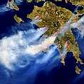 季風影響火勢，可以從希臘的Peloponnese 半島和希臘大陸的南部部份被看見火勢。(圖片來源：NASA )