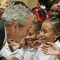 小布希總統於8月30日造訪紐奧良當地之小學，親切地問候學童們。圖片來源：ENS
