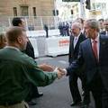 布希總統與霍華德總理步行前往旅館參加記者會途中與一對夫婦握手。圖片來源：ENS 