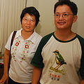張子見身穿八色鳥T恤，吸引對岸媒體好奇合影。