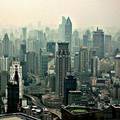 從塵霧中看上海大樓--88層樓高的後現代金茂大廈。圖片來源：Peter Morgan。