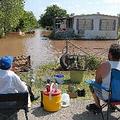 美國俄克拉荷馬州的Ronnie Burkey 和 Micheal McClain等待洪水消退才回家(圖片來源：Marvin Nauman / FEMA提供) 