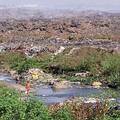 奈若比河流經過Dandora 垃圾傾倒場。圖片來源：ENS