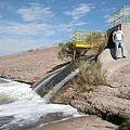 廢水處理廠傾倒物流入亞利桑那州的聖克魯茲河 。圖片來源：USGS