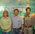 佩勞特與隨行攝影在荒野保護協會與理事長林耀國、副理事長柯典一、秘書長施純榮合照。（圖片來源：荒野保護協會）