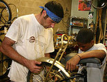 「自由行」單車行乃非營利機構，除了回收單車，旨在教會每個人如何DIY修車。