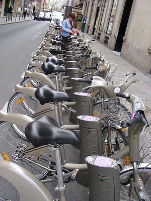 巴黎公共自行車出租；圖片來源：老貓