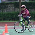 教導小學生腳踏車安全知識與騎乘技巧
