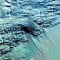冰瀑正從極區高原廣闊的冰原注入冰河中(圖片提供:USGS EROS Data Center Satellite Systems Branch)