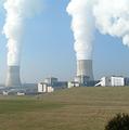 核能發電廠。水蒸氣正在從雙曲面形狀的冷卻塔排出。核反應爐位於圓桶狀的安全殼建築物內。圖片來源：Wikipedia 