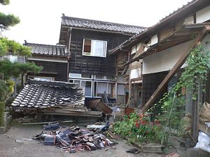 日本新潟柏崎市地震受損的民宅；圖片提供：綠色公民行動聯盟