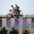 站在農藥噴灑機上的農民；圖片來源：Jack Dykinga,USDA