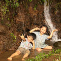 孩子和自己挖的小溪；圖片來源：黃淑文