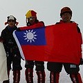 伍玉龍攀登七頂峰的過程中每次都會帶著國旗