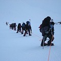 登山隊員們穿著雙重靴加上冰爪