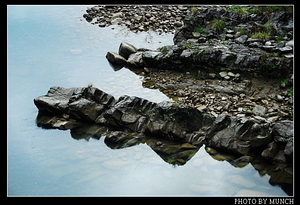 狗齒型河岸的岩石