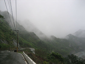 綿密的雨絲為眼前的山稜線披上薄紗
