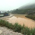 流經瓷土礦區的瑪鋉溪水像泥水