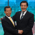 2008年2月23日總統大選辯論會，兩候選人握手合照