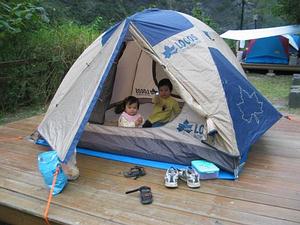 藍灰雙色的小帳篷，是我們坐落在峽谷營地安棲的「家」