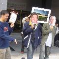 環保團體在環保署前上演「阿扁硬要蘇花高，總統辯論玩假的」行動劇