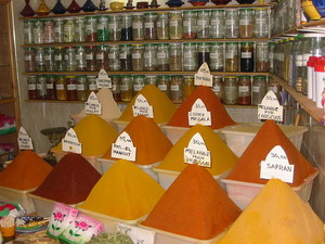 摩洛哥的香料店。圖片來源：維基百科