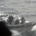 加拿大皇家騎警隊與海岸防衛隊準備登上莫瓦號逮捕船員。圖片來源：Sea Shepherd Conservation Society