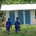 賴比瑞亞的小朋友使用UNICEF所提供的廁所。圖片來源：UNICEF
