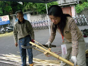 從平溪趕過來的老匠師，指導如何剖開竹子，以製作竹籬笆