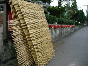 經過一日多人的辛勞所製作出的竹籬芭