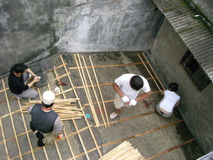 師傅與參與者進行屋瓦的木構製作