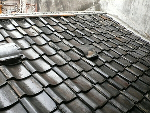 鋪設完成後的黑瓦屋頂