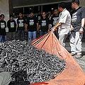 菲律賓環境部前，保安員試圖清除綠色和平組織傾倒的煤炭