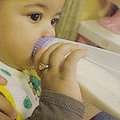 加拿大的嬰兒正吃著聚碳酸酯製成的嬰兒瓶。圖片來源：ENS
