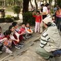 吳海獅老師帶領參與者探索二二八公園，在市區就近體驗自然。