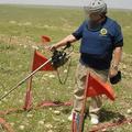 國際扶輪社派人在烏干達協助掃除地雷。圖片來源：Rotary Clubs