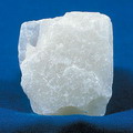 用滑石磨成的粉末稱為滑石粉，被應用於爽身粉。圖片來源：維基百科