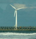 位於海岸邊的風力發電機。圖片來源：FreeFoto.com